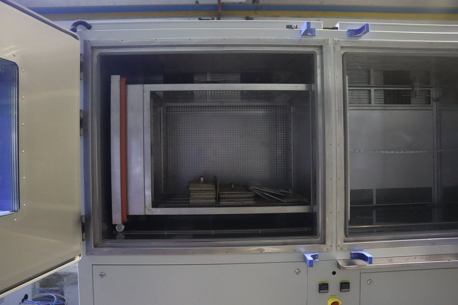 Thermal shock test chamber