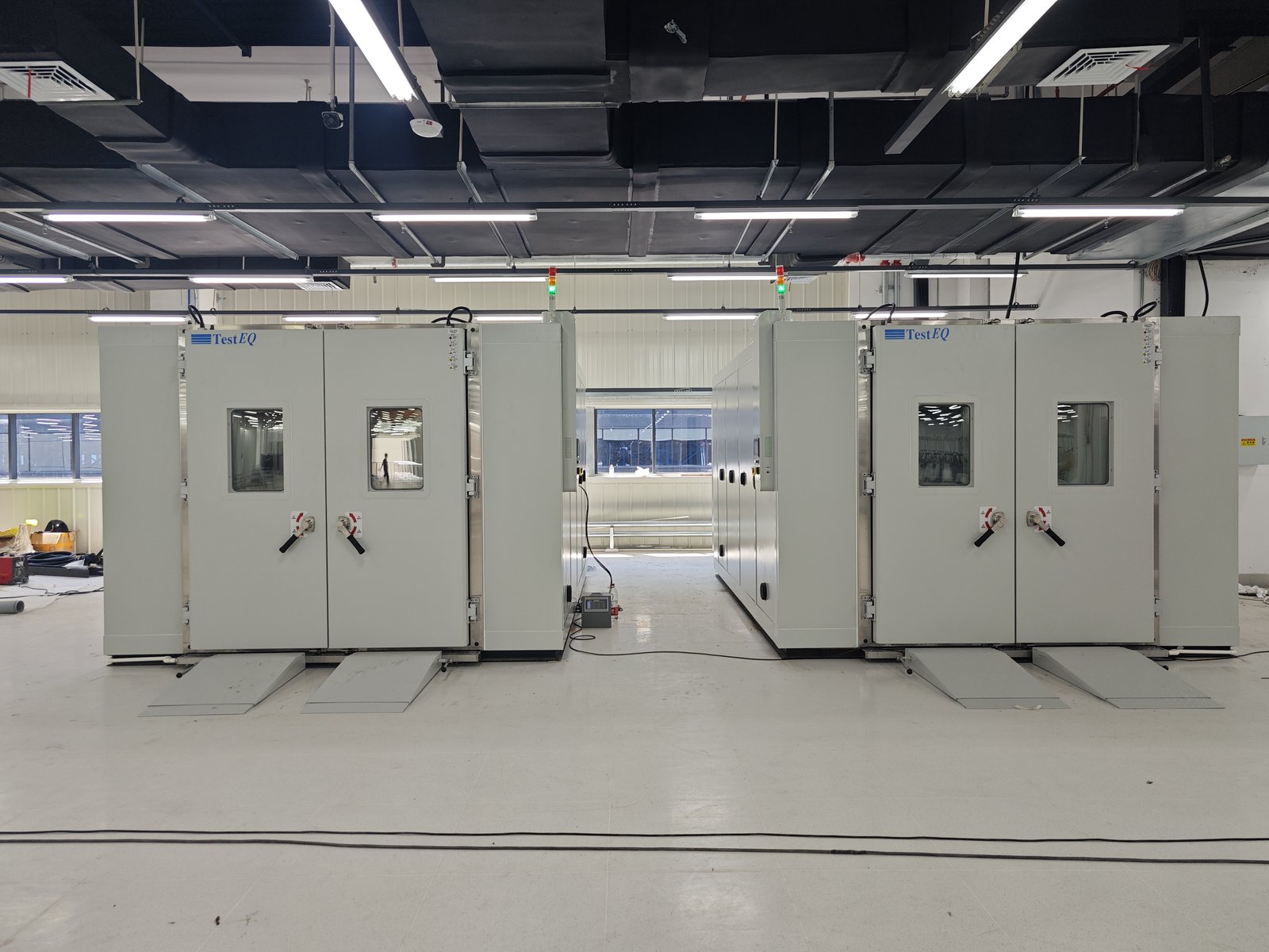 Walk-in environmental chamber