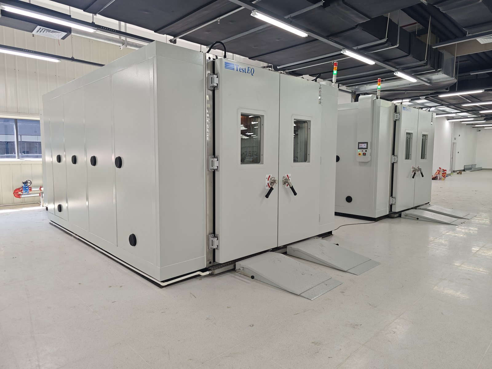 Walk-in environmental chamber